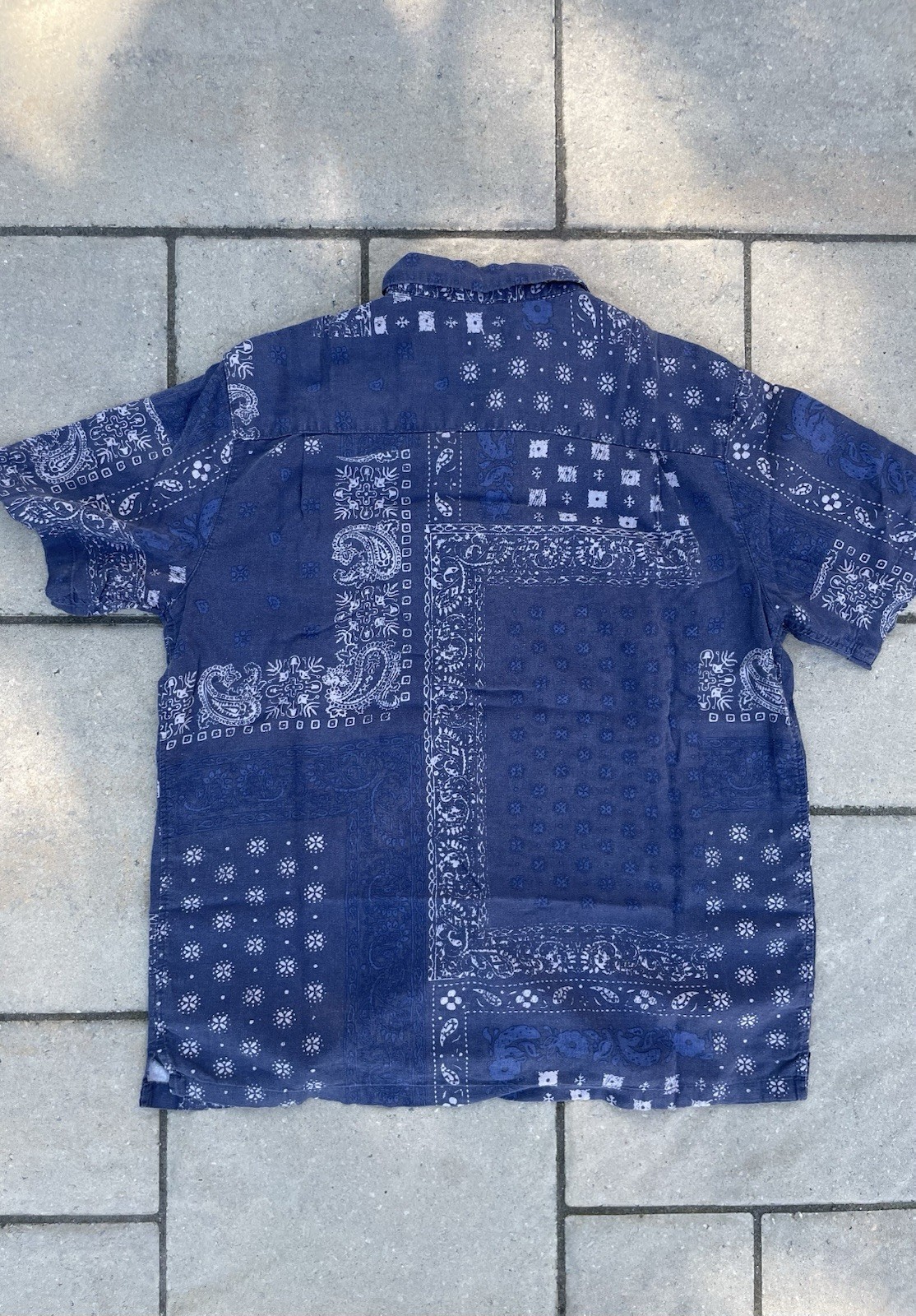 Urban Outfitters BDG Men’s Short Sleeve ButtonUp Blue Paisley Design Size Medium