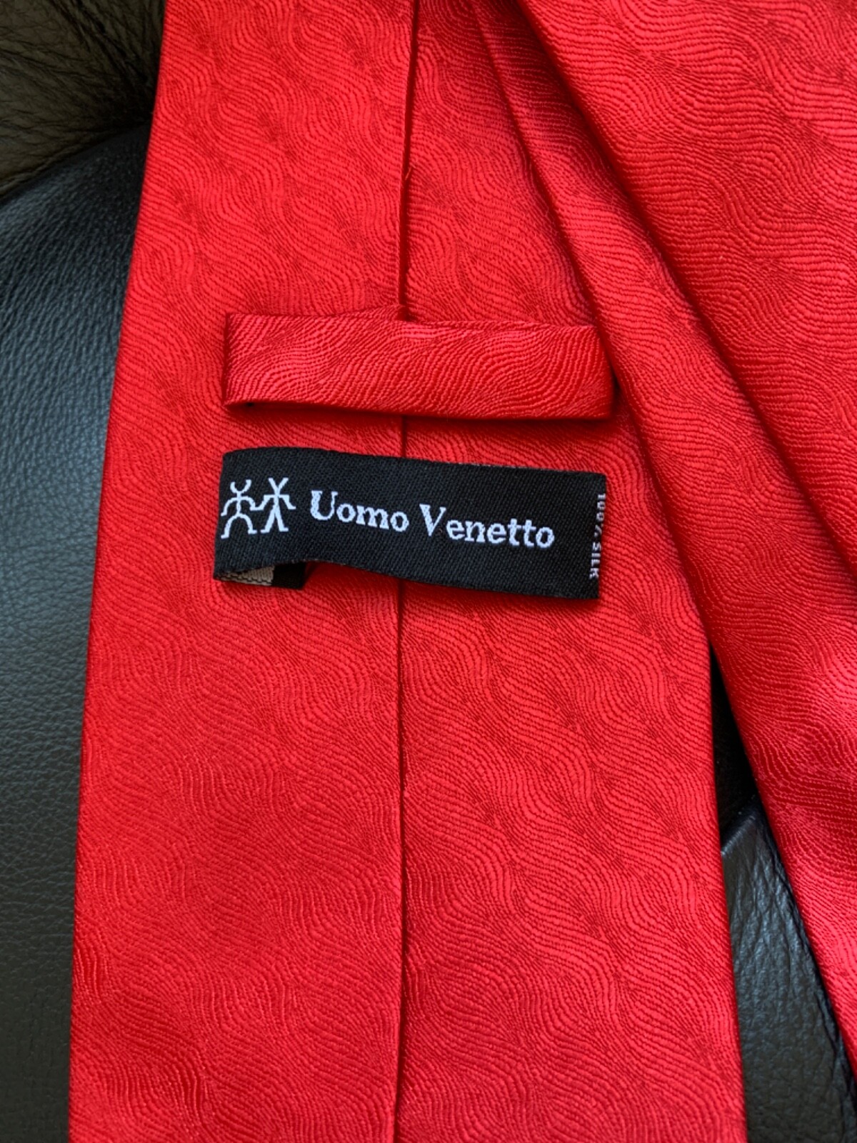 Men’s UOMO VENETTO 100% Silk Tie Necktie Red Festive Holidays 3.75″x57.5″