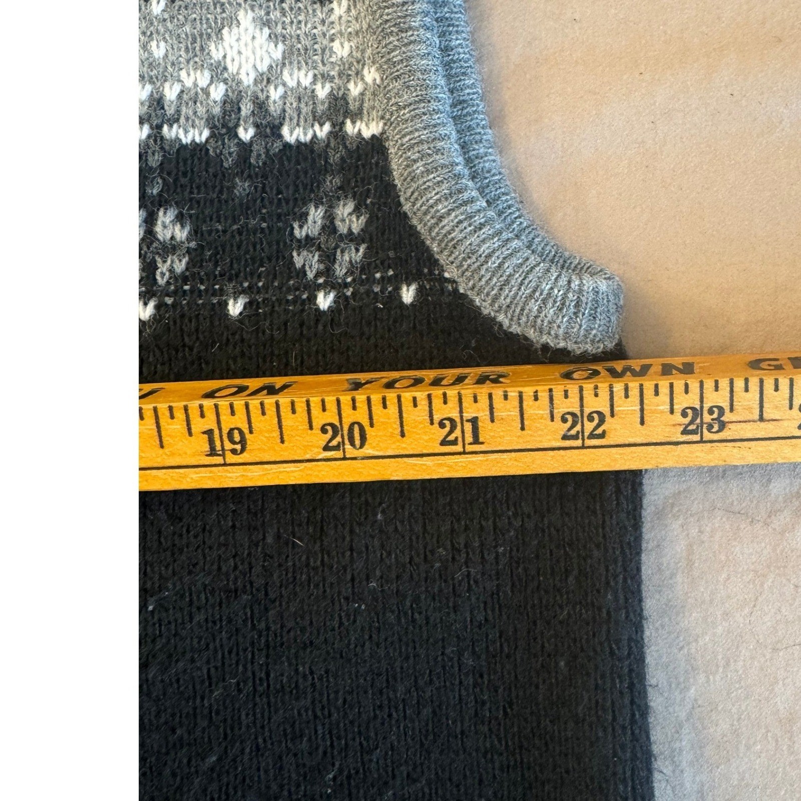 Vintage Mens Fair Isle V Neck Sweater Vest Gray Black Preppy Argyle Holiday Knit