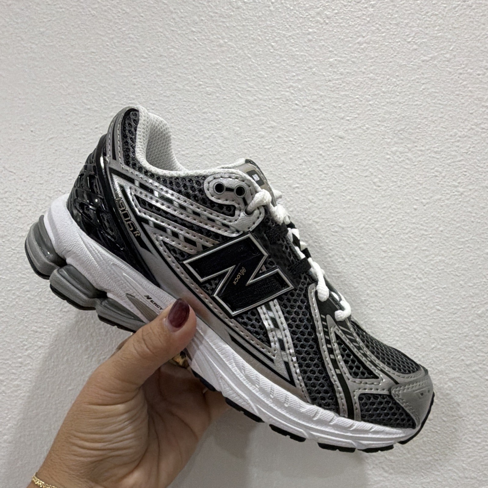 New Balance 1906 Unisex Kids Athletic Sneaker US 2.5 Grey/Black Mesh PC1906CG