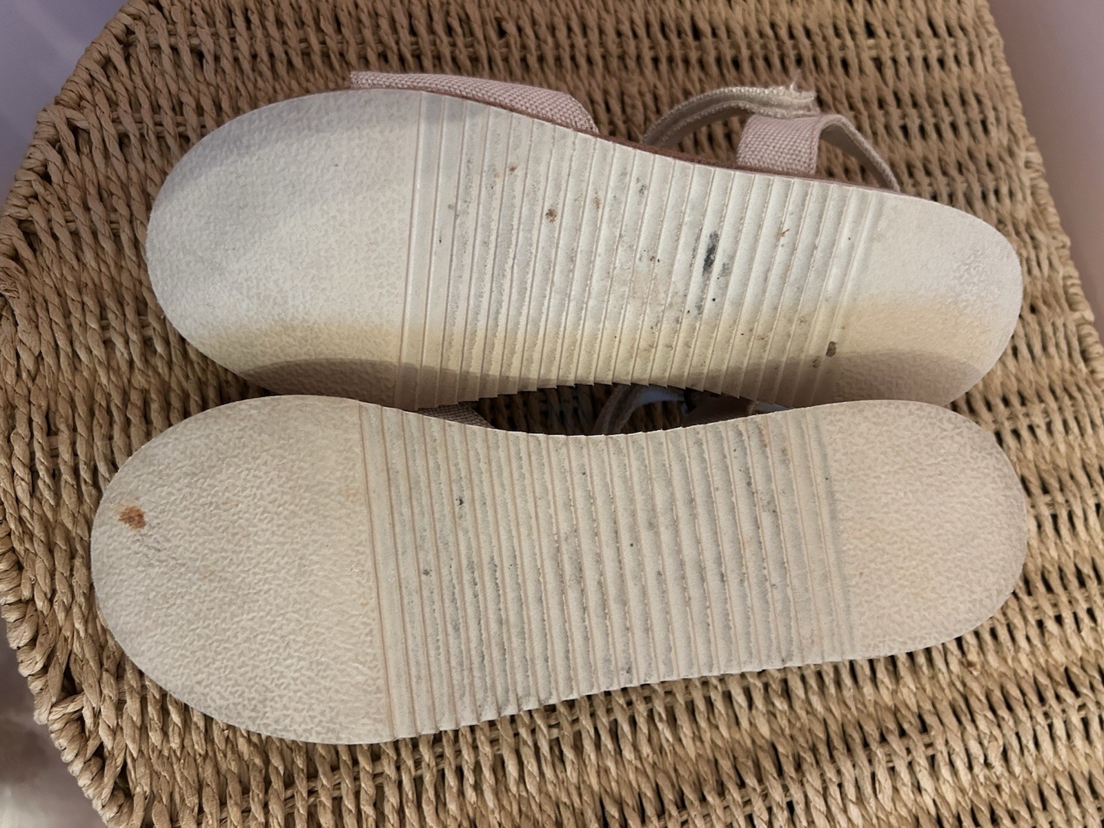 Girls Toms Sandals Big Kid Size 5 Wedge Hook And Loop Closure EUC Shoes