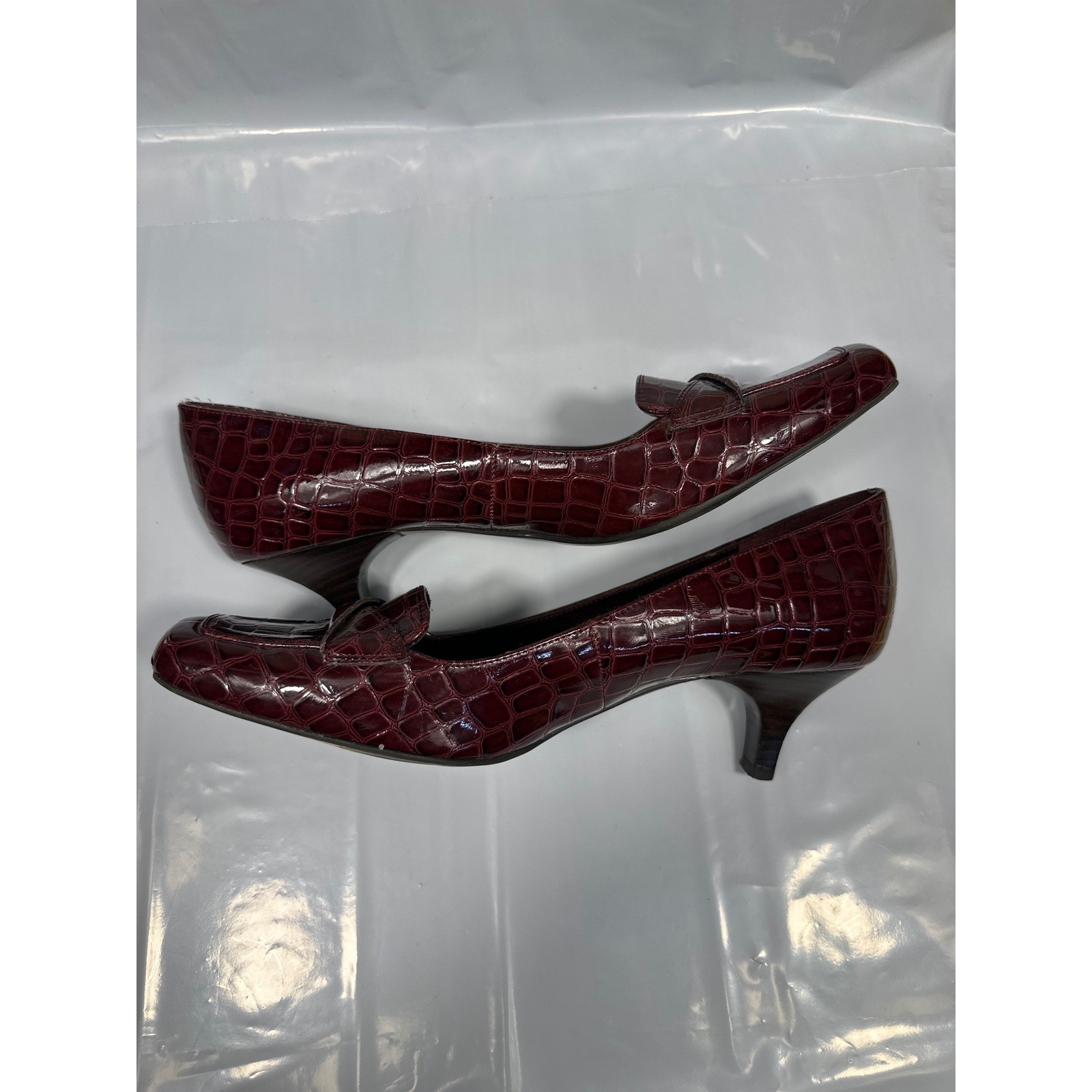Bandolino Vintage Pumps Women 9M Burgundy Croc Embossed Patent Kitten Heel Excel