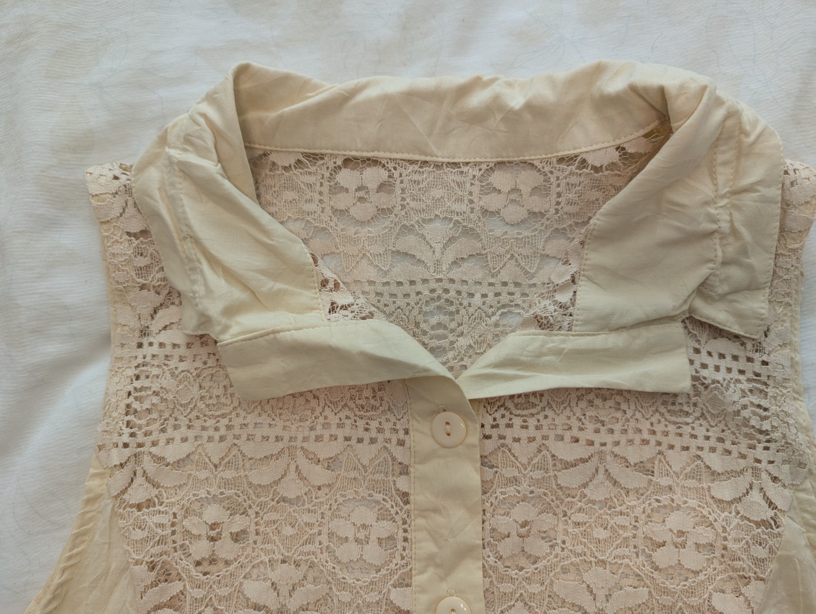 NWOT Cream sleeveless button up top with lace panels Size M