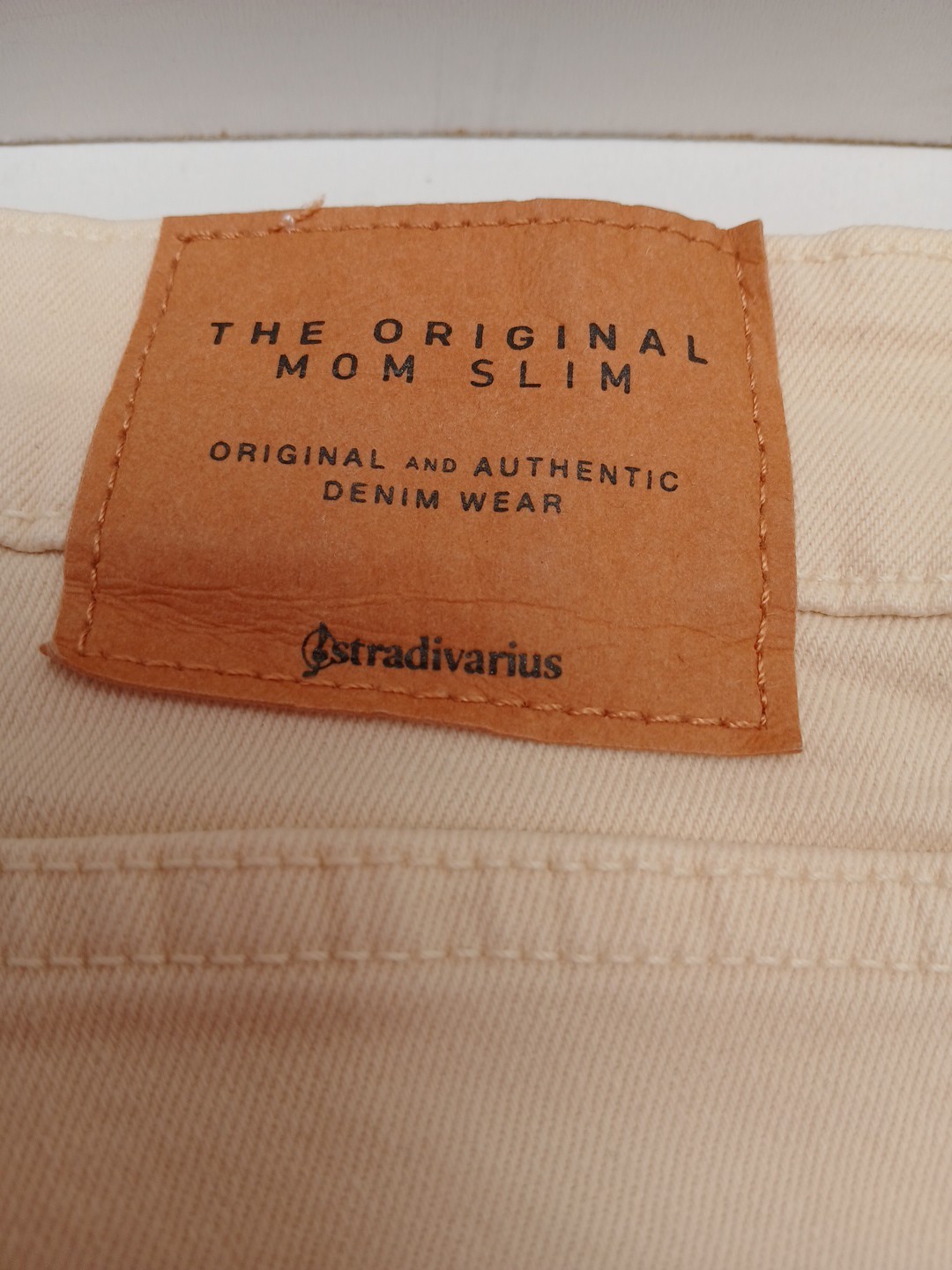Stradivarius Mom Slim Fit Light Beige Denim Jeans with Stretch Size UK 8 Leg 28″