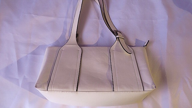 White Handbag Tote Bag ( Pre-Owned/ EXCELLENT CONDITION)