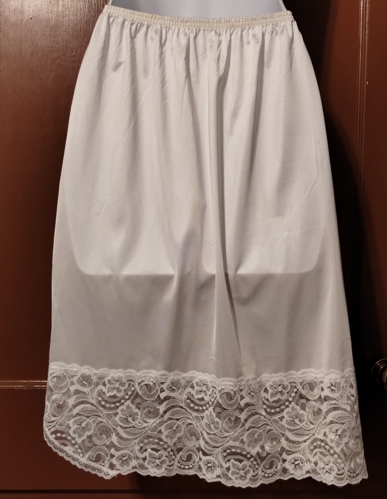 VINTAGE SMALL WHITE VANITY FAIR HALF SLIP-22″ INCHES-100% NYLON-5 INCHES OF LACE