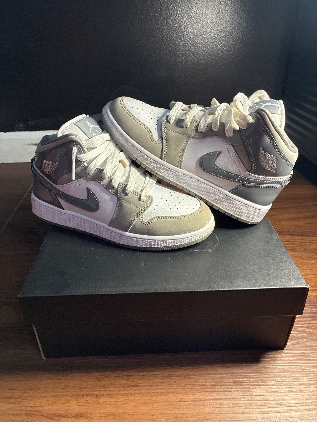 Size 5.5 – Air Jordan 1 SE Mid Patent Cool Grey condition:good