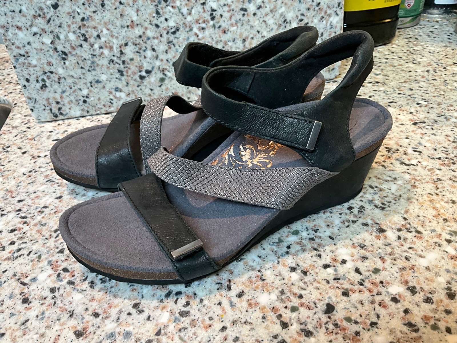 AETREX BRYNN SANDALS SIZE 7/37 BLACK/SILVER WEDGE WOMENS SHOES