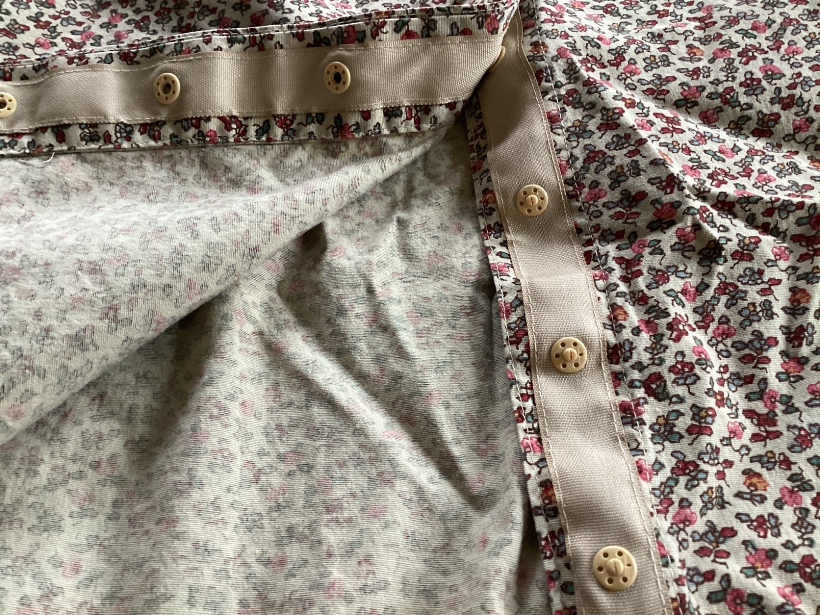 Vintage Liz Claiborne Blouse Medium Snap Front Lg Sleeves Tan Red Green Print