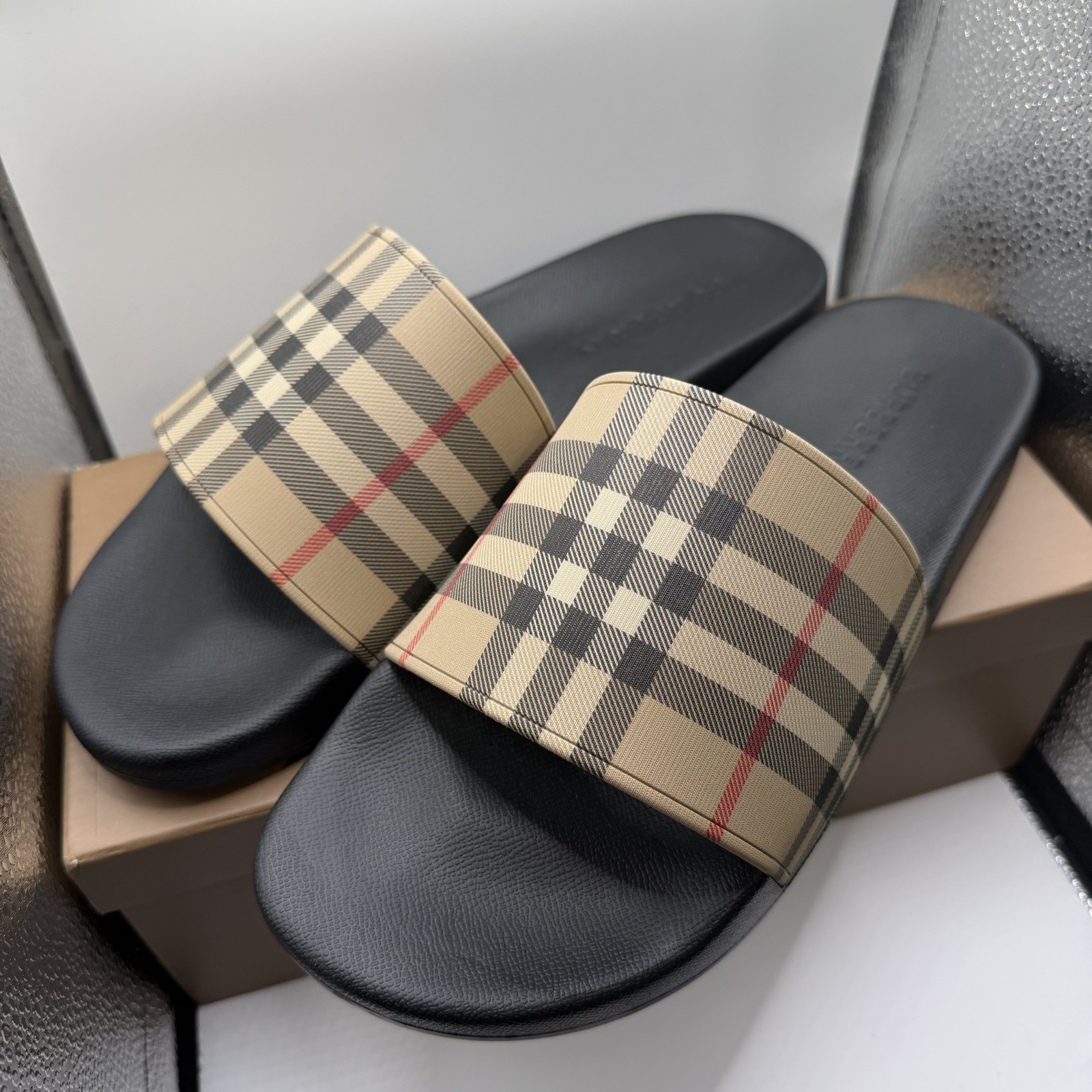 Burberry Mens/Womens Slides Size 8 Brand New with Box Never Worn