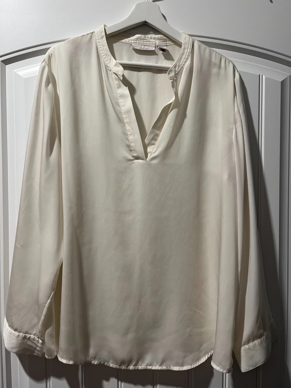 Chico’s Size 3 Ivory Split V Neck Long Sleeve Blouse 100% Polyester XL 16 18