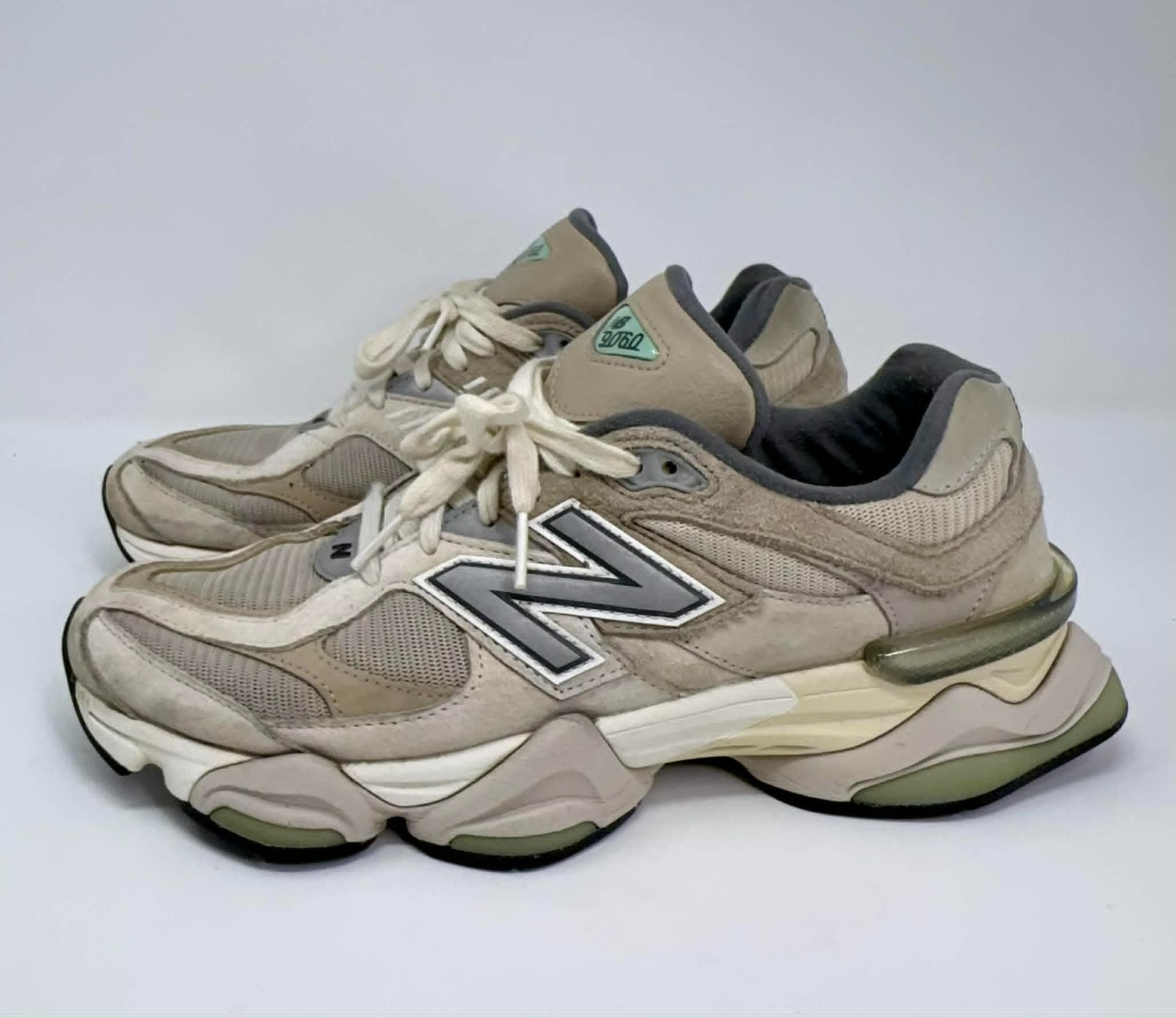 New Balance 9060 Sneaker Men’s 9.5 Suede Sea Salt Tan Khaki Grey U9060MAC NB Run
