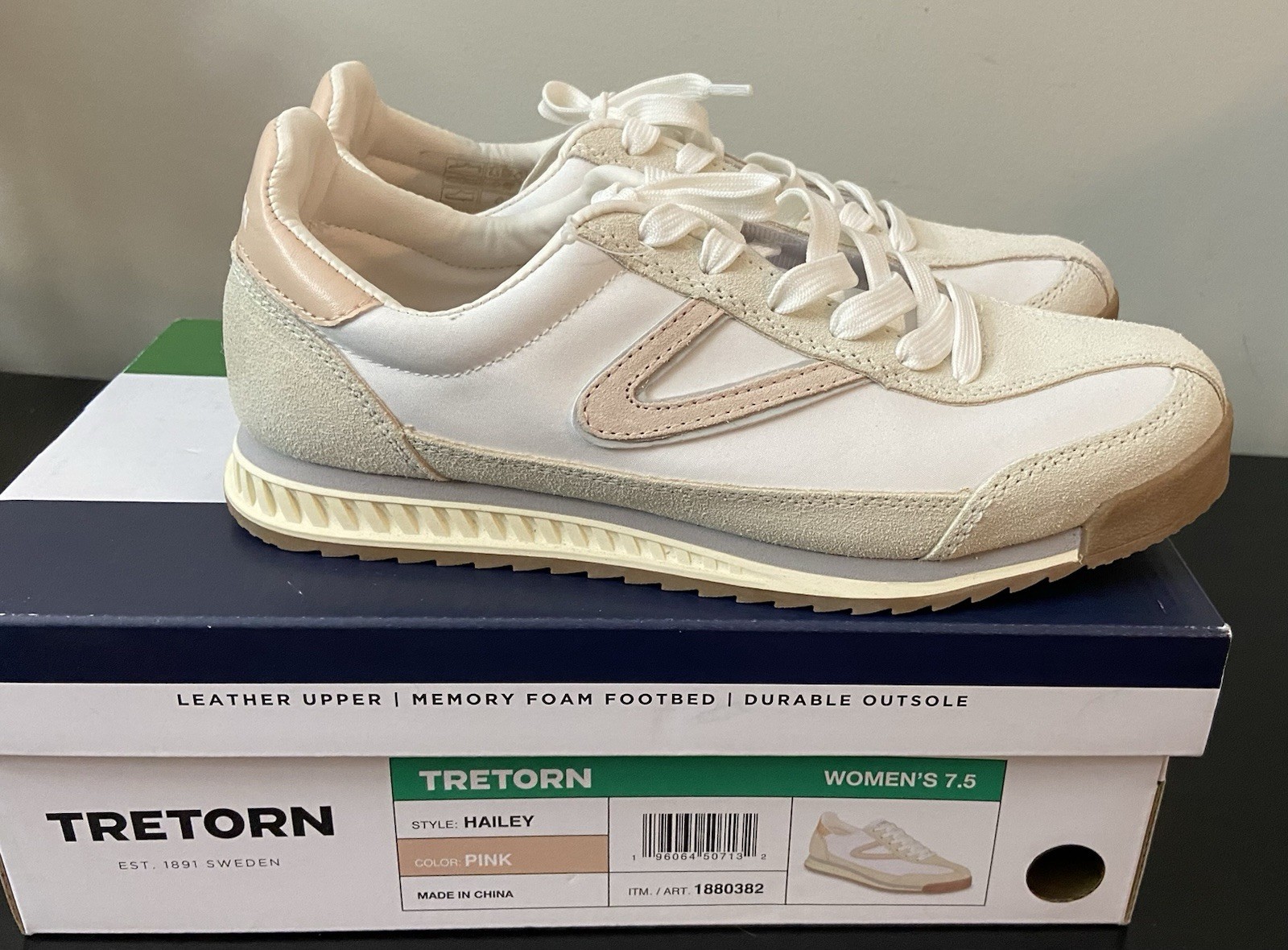 NIB Tretorn Womens 7.5 Hailey Leather Upper Sneaker Memory Foam Footbed