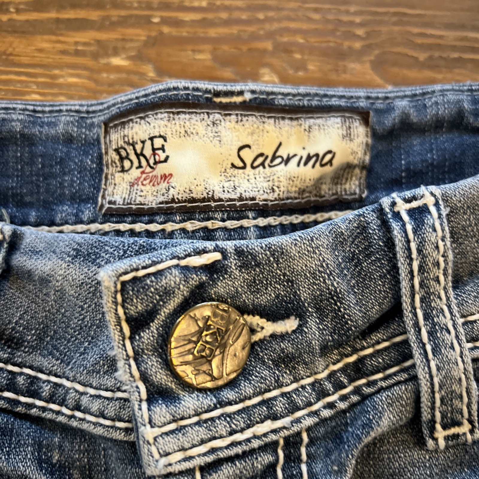 Buckle BKE Sabrina Light Wash Distressed Stretch Y2K Low Rise Shorts Sz 26