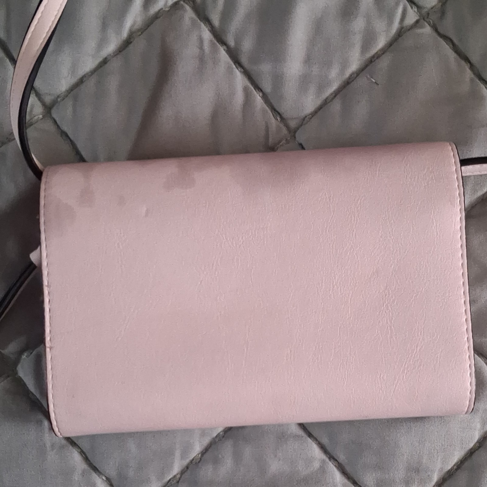This Simply Vera Vera Wang crossbody bag features a distinctive gray tie-dye.