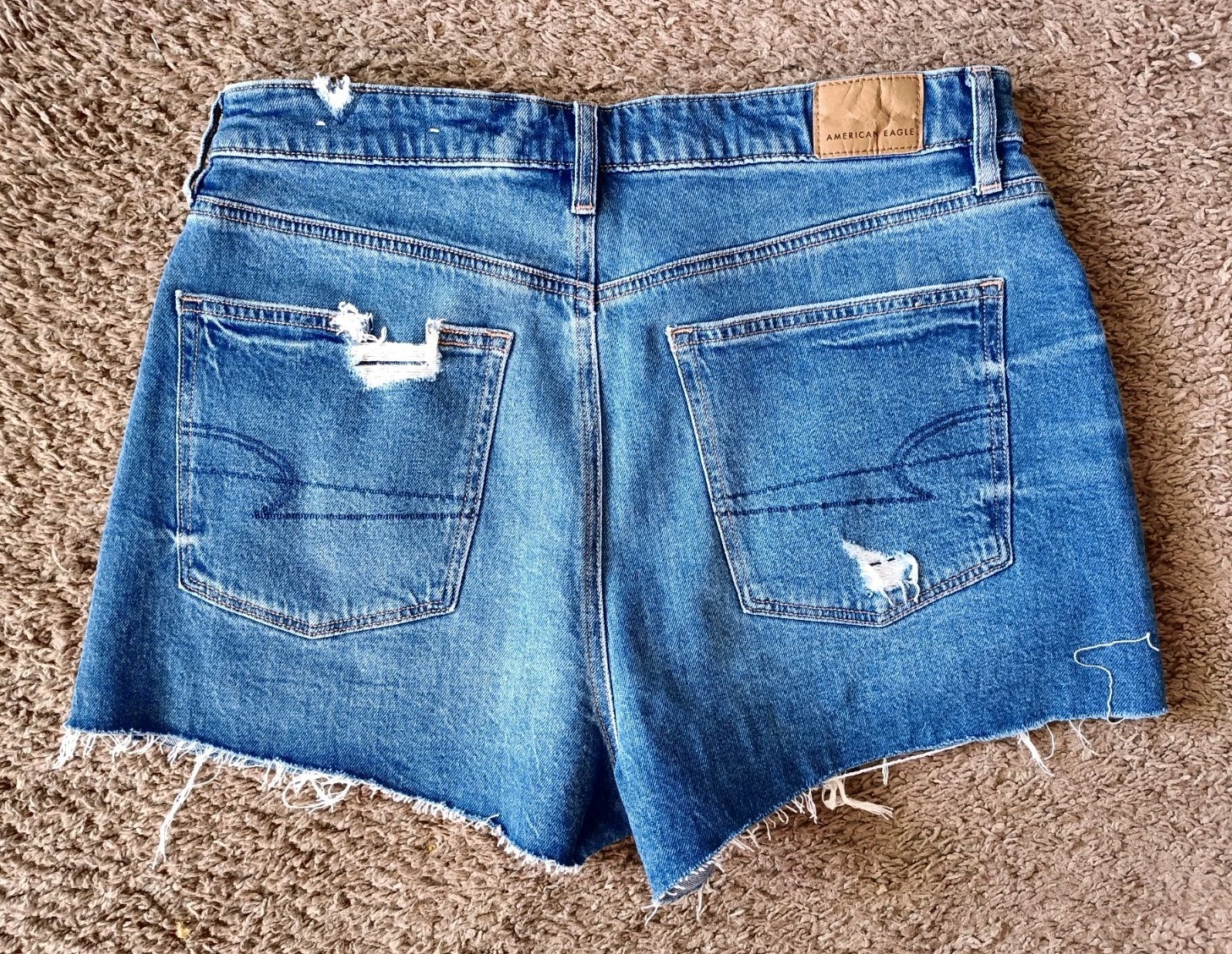 American Eagle Strigid Ripped Denim Mom Short Size 6 Blue Distressed