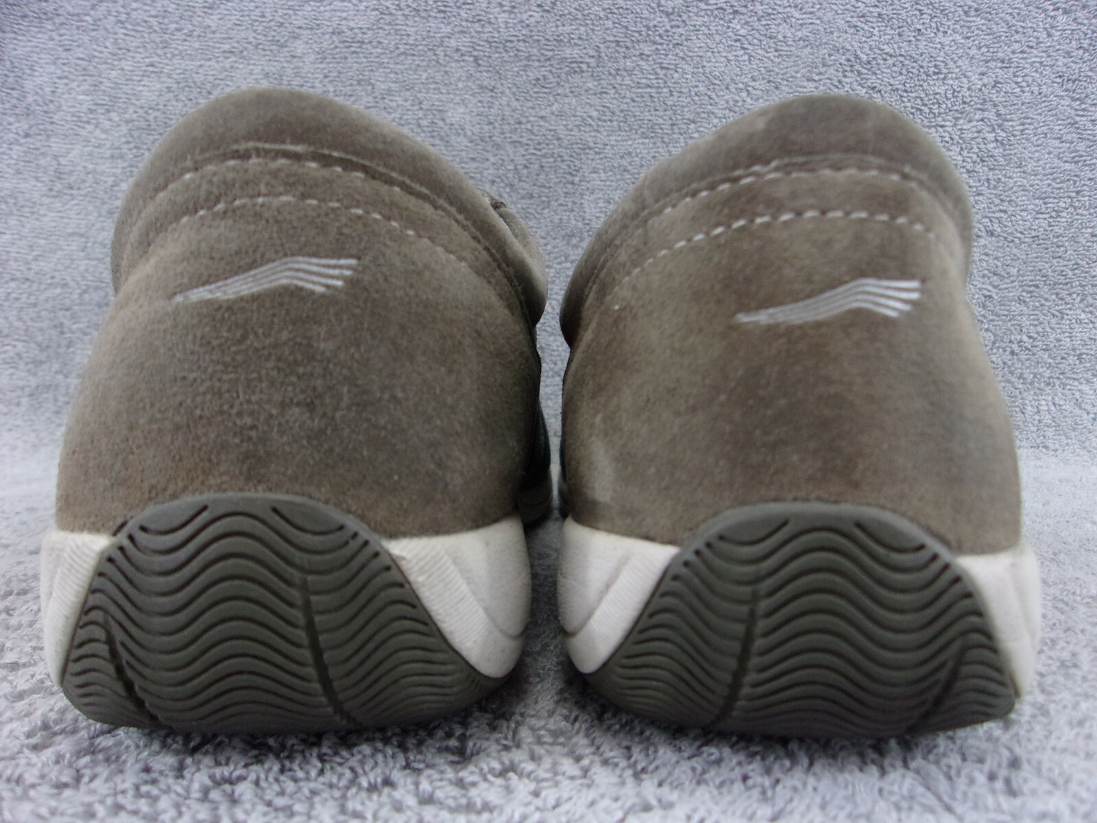 Dansko women’s tan and gray suede synthetic mesh bungee running sneakers US9.5