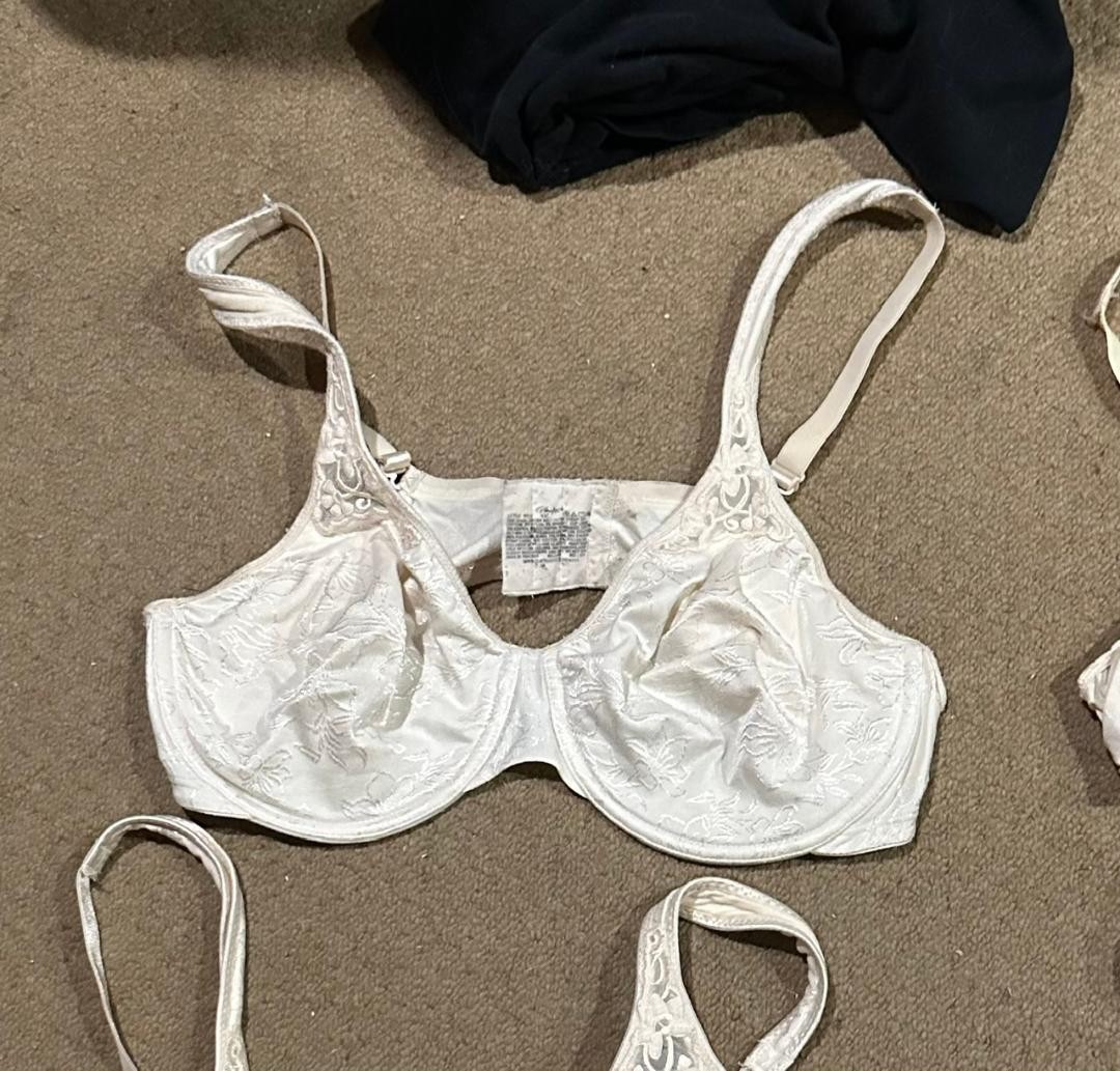 7 Count- Playtex Secrets Seamless Underwire Unlined Bra Full Coverage Ivory 42C