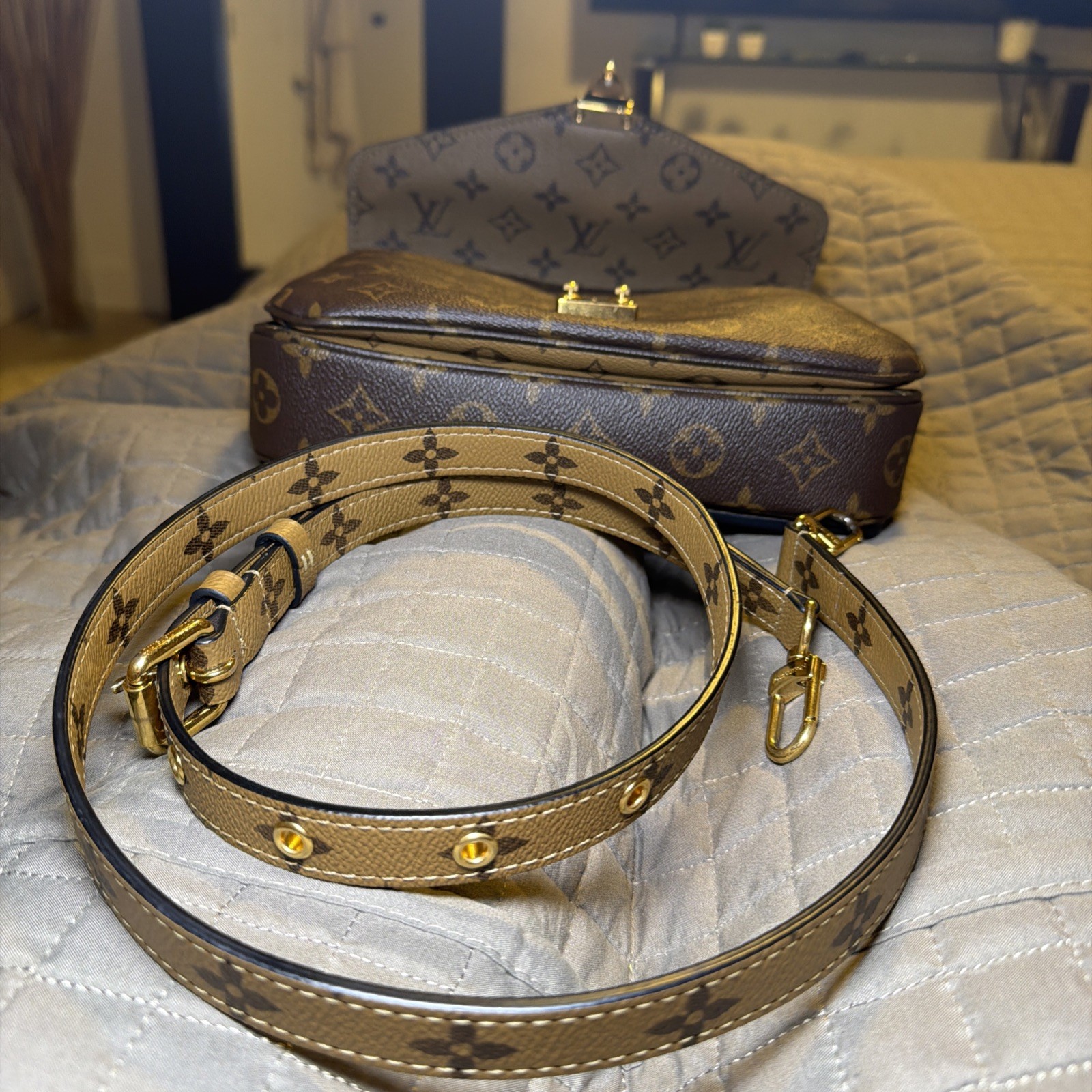 Louis Vuitton POCHETTE METIS REVERSE Monogram. 100% authentic.
