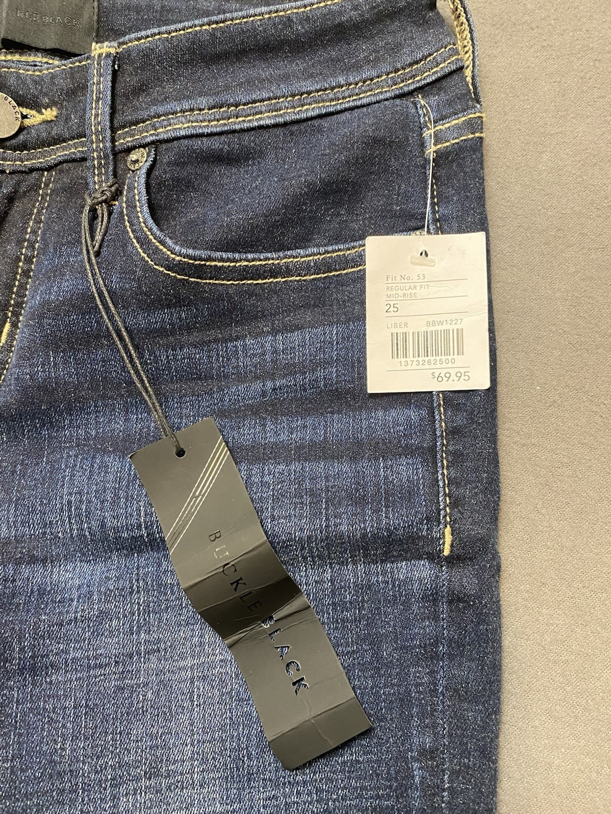 Buckle Black Women’s Dark Wash Straight Jeans Regular Fit Mid Rise 25 NWT