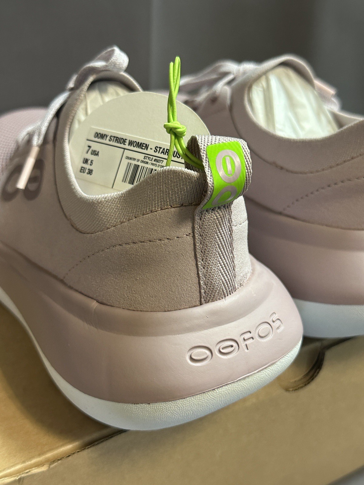 New OOFOS Women’s OOmy Stride in Stardust / White – Recovery Sneakers – Size 7