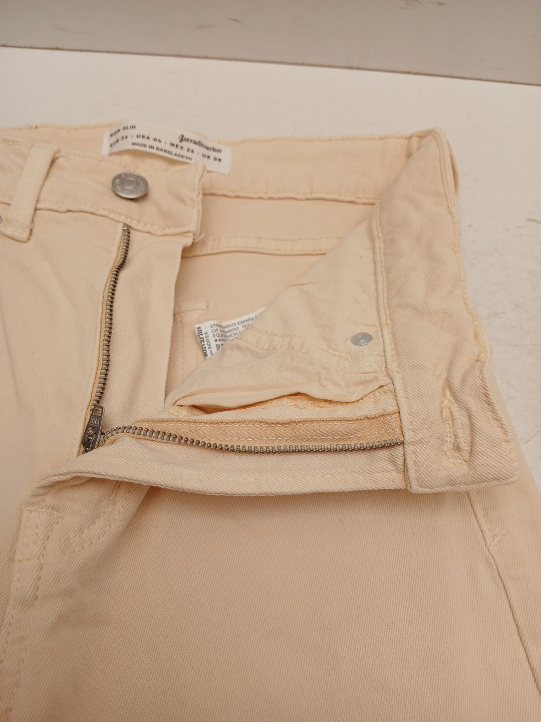 Stradivarius Mom Slim Fit Light Beige Denim Jeans with Stretch Size UK 8 Leg 28″