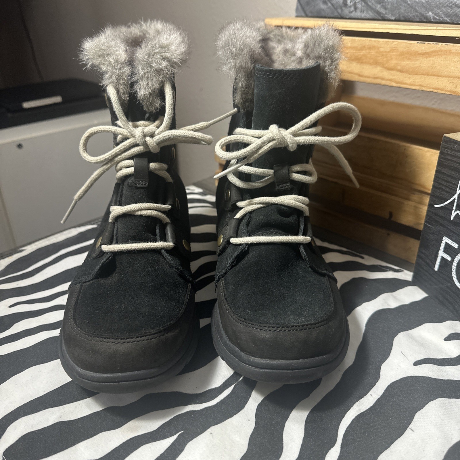 SOREL Explorer Black Suede Leather LaceUp Faux Fur Trim Logo Boots 7.5/38.5 VGUC