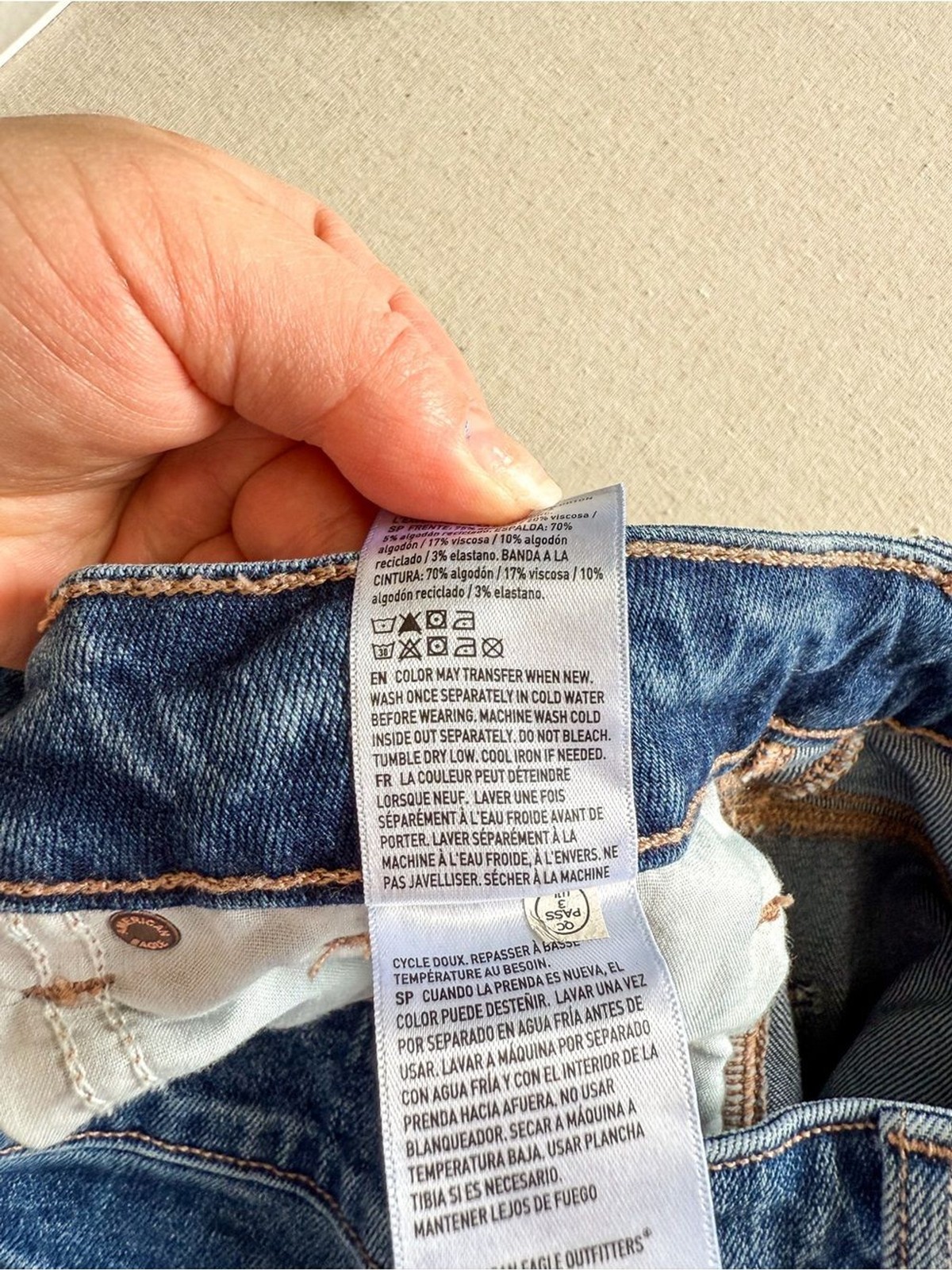 American Eagle Medium Wash Strigid Mom Jean Size 8