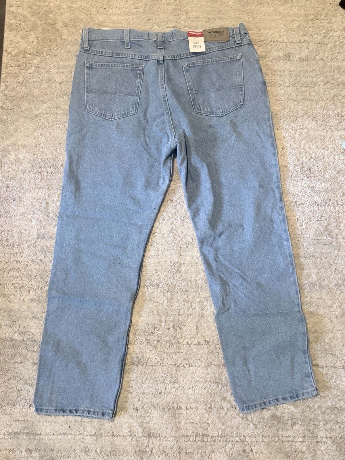 Wrangler Workwear Men’s Light Wash Denim Straight Fit Jeans – NEVER WORN