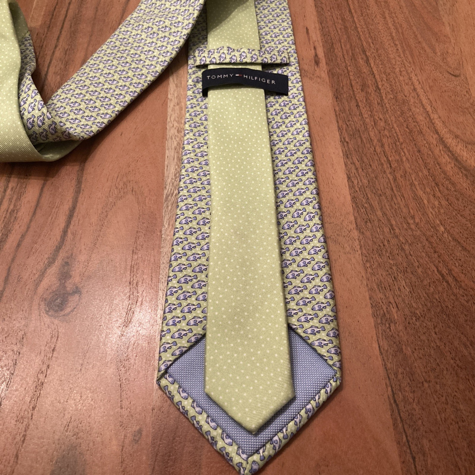 Tommy Hilfiger Green Silk Tie Blue Fish Pattern 3.25″ x 59″ | T880