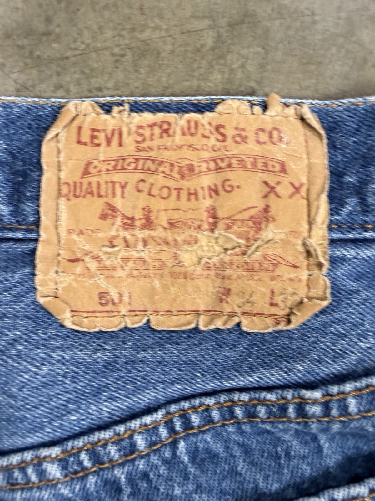 Vintage 80’s Levi’s 501 32×31 Made in USA button fly denim jeans