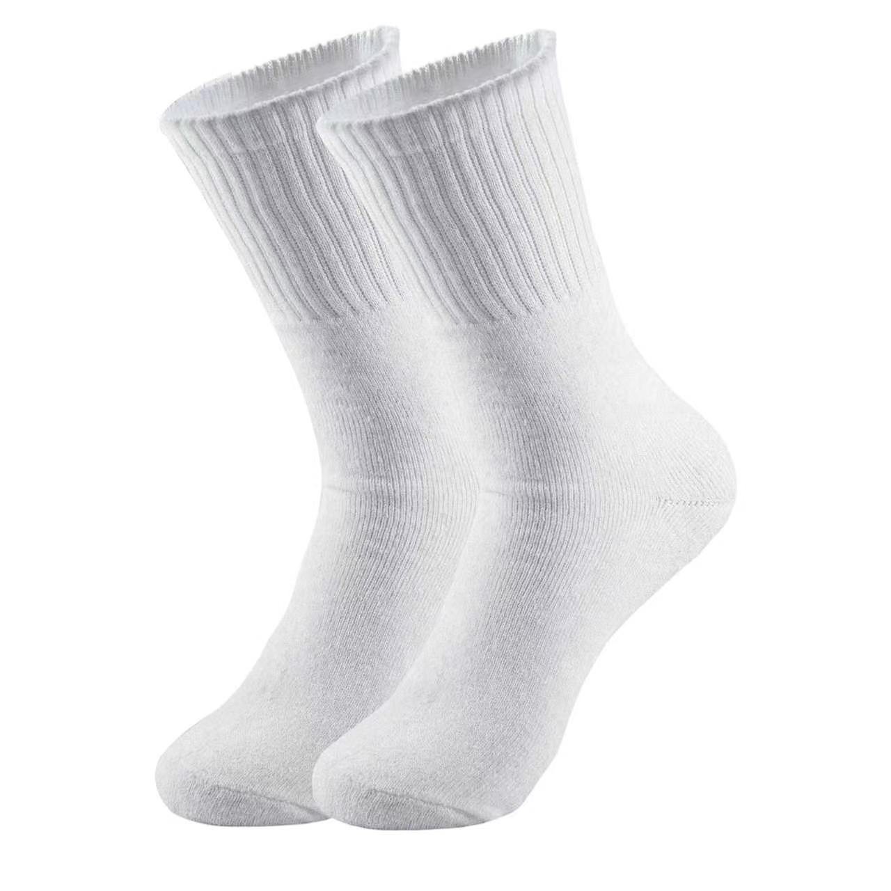 New Men’s solid color sports cotton boat socks in white/black,