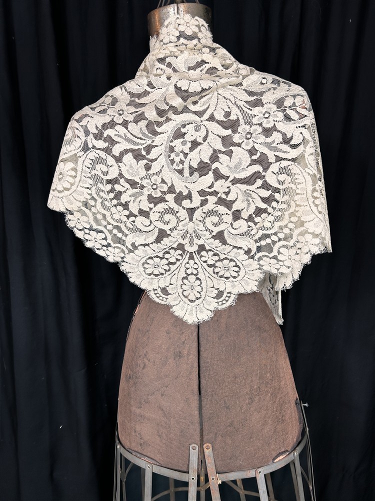 antique collar fichu lace white triangle 45 x 29 in. machine net lace