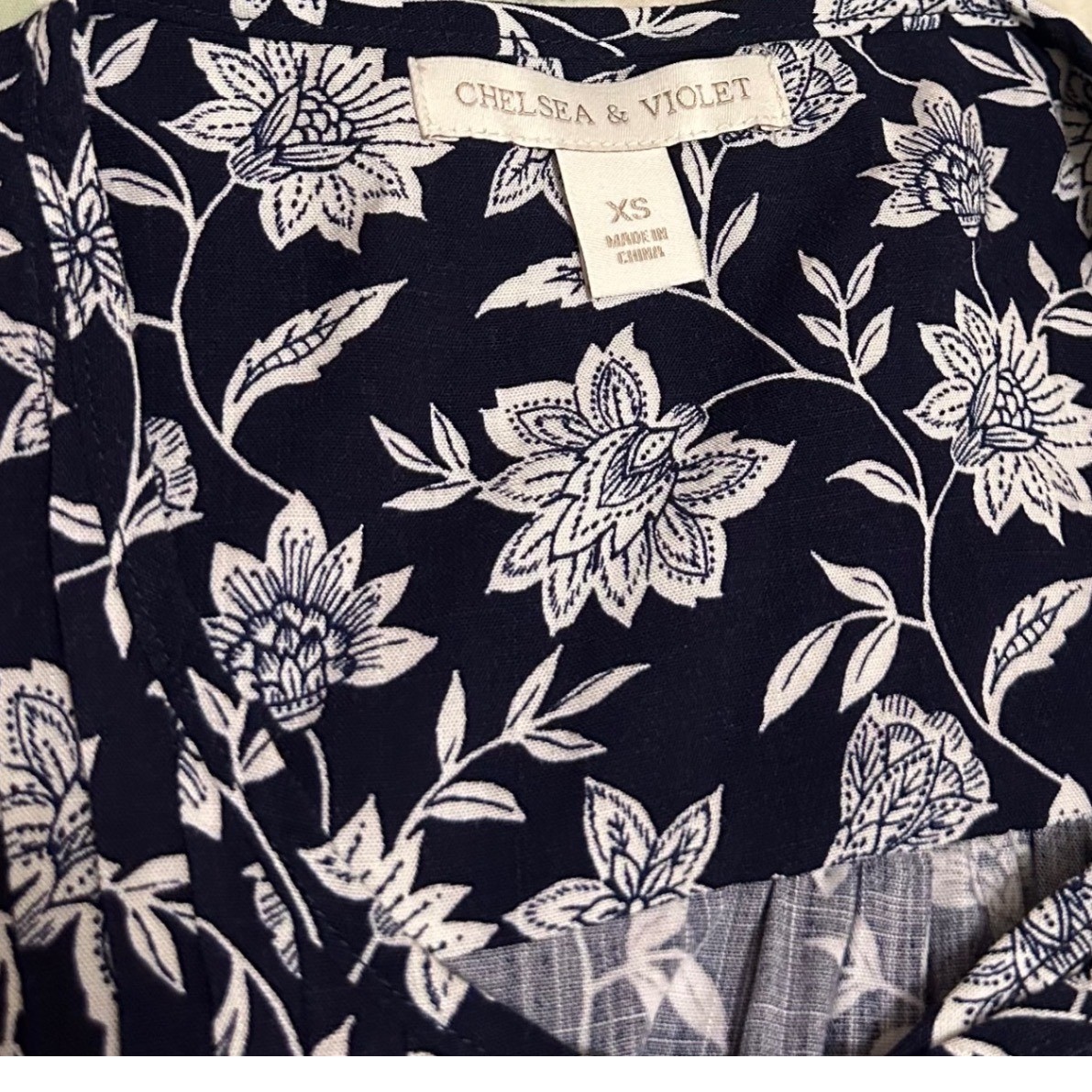 Chelsea & Violet Navy Floral Pintuck Lace Trim Blouse Womens XS Long Sleeve Top