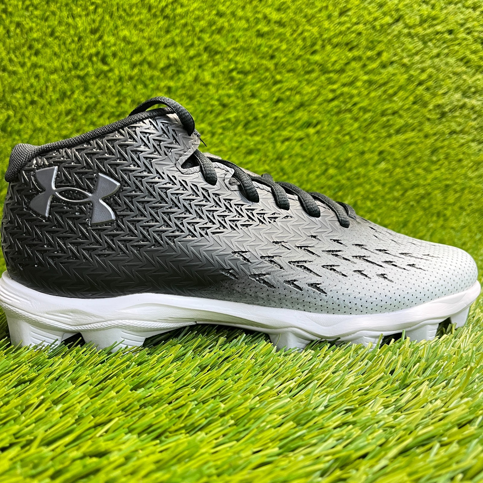 Under Armour Spotlight Franchise 4 RM Boys Size 5.5Y Black White Football Cleats