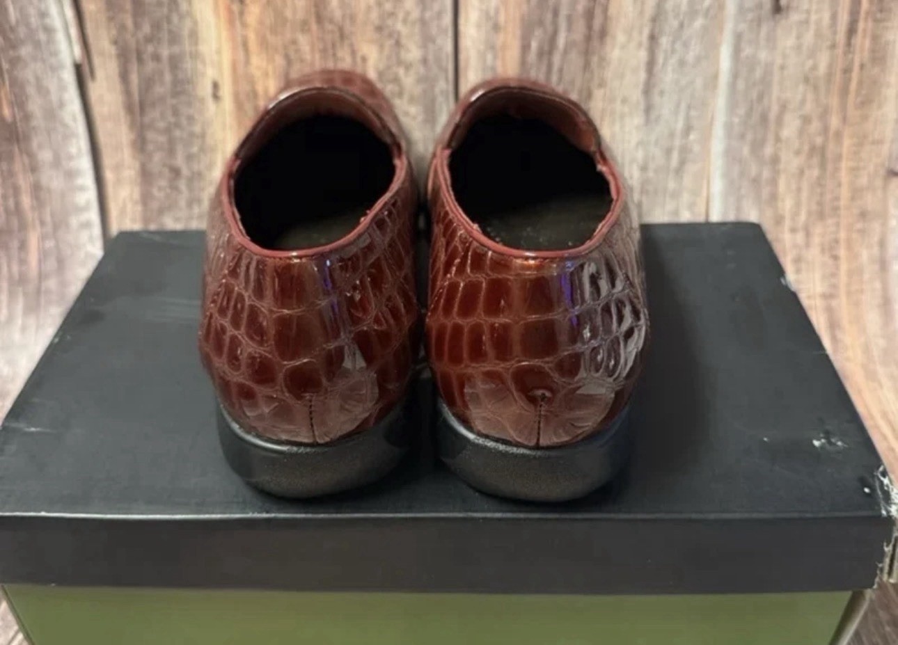 Worn Once Trotters Dk. Red Croc Loafers Size 6.5W Ite #PHK6966