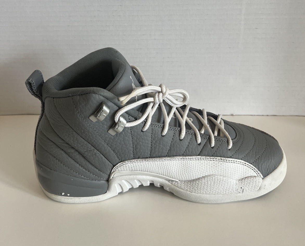 Big Kids Air Jordan Retro 12 -Stealth/White-Cool Grey- SIZE 6.5” 153265 015