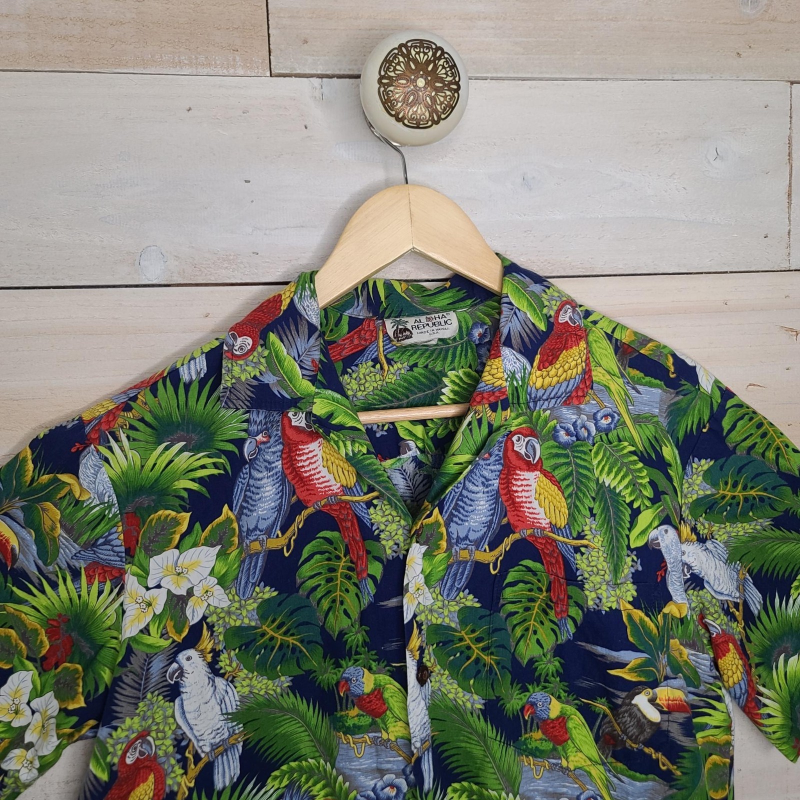 Cabana Core Vintage Parrot Domination Men’s Medium Hawaiian Shirt Aloha Republic