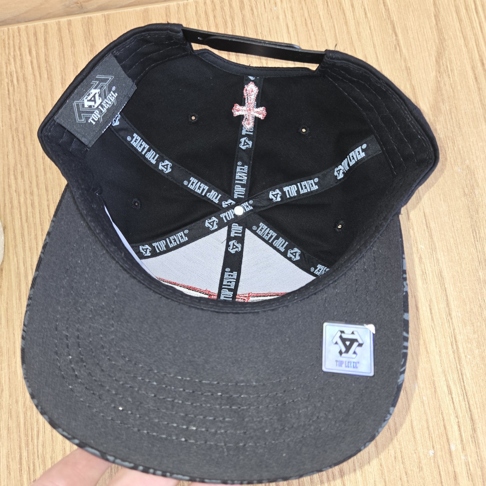 Top Level Hat Skull Head Red Eye Cross Design Black Adj Snap NWT