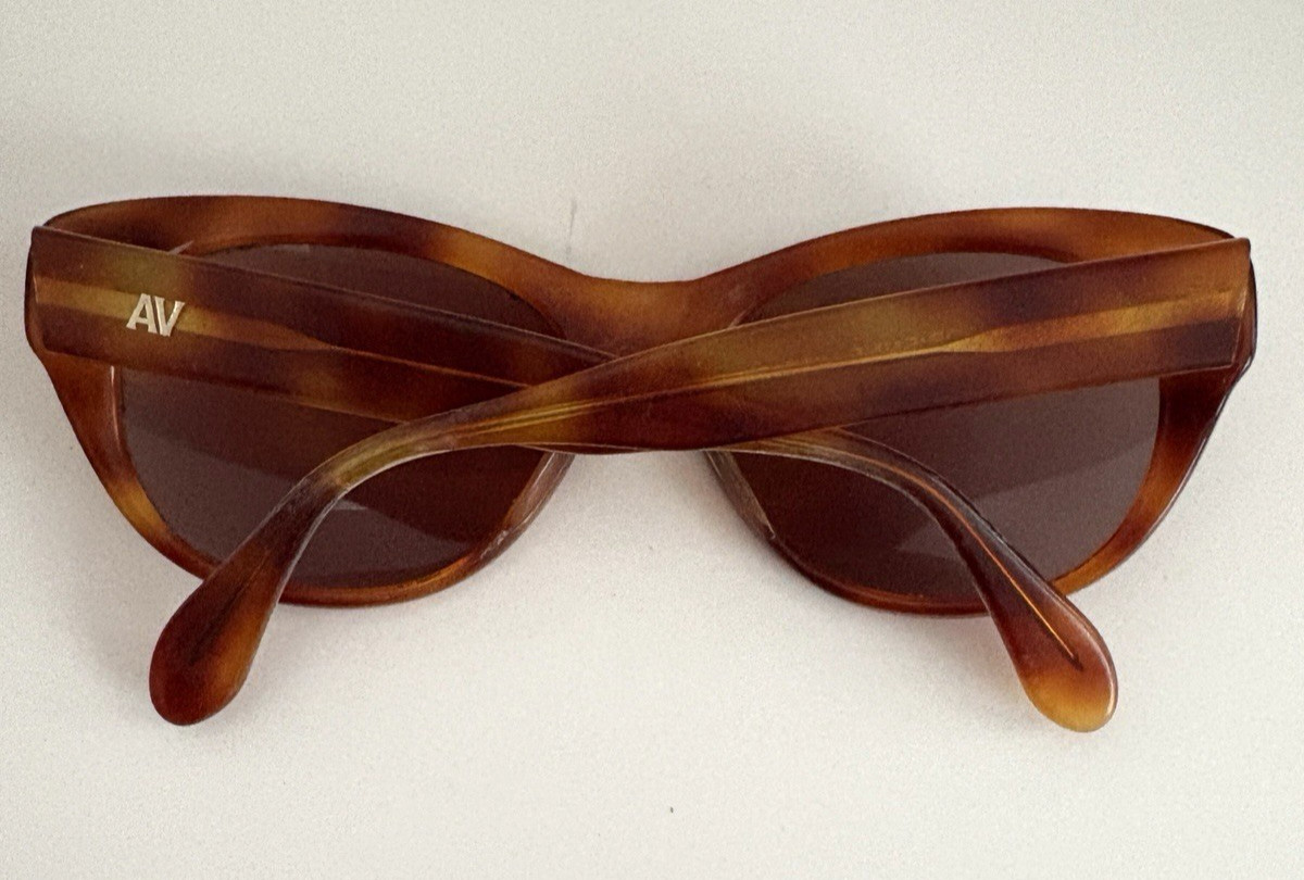 1980’s ADRIENNE VITTADINI Tortoiseshell Sunglasses/Amber lens/ Cat eye?- AV/102