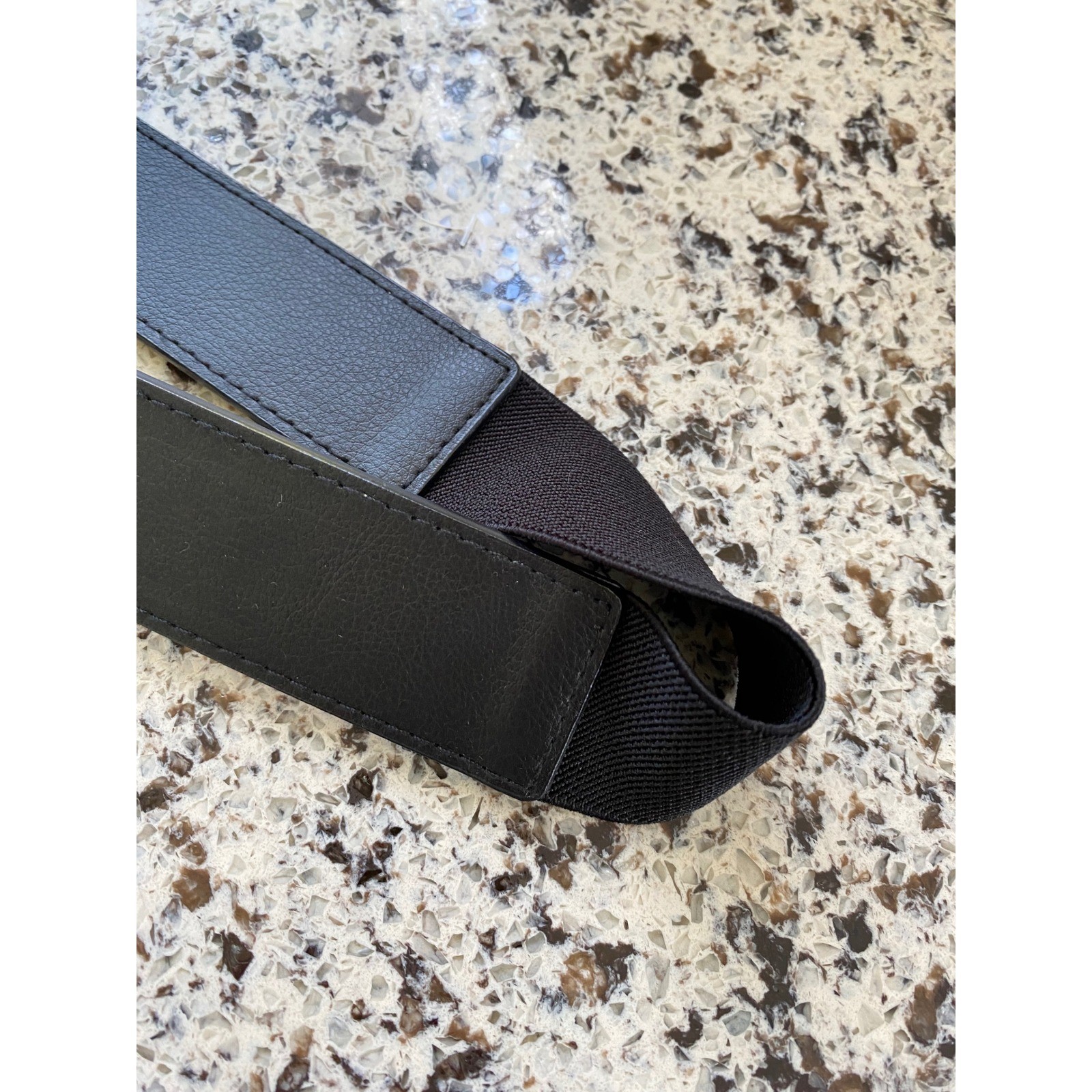 Chico’s Statement Belt Size S Black Tortoiseshell Buckle Gold Hook Elastic Waist
