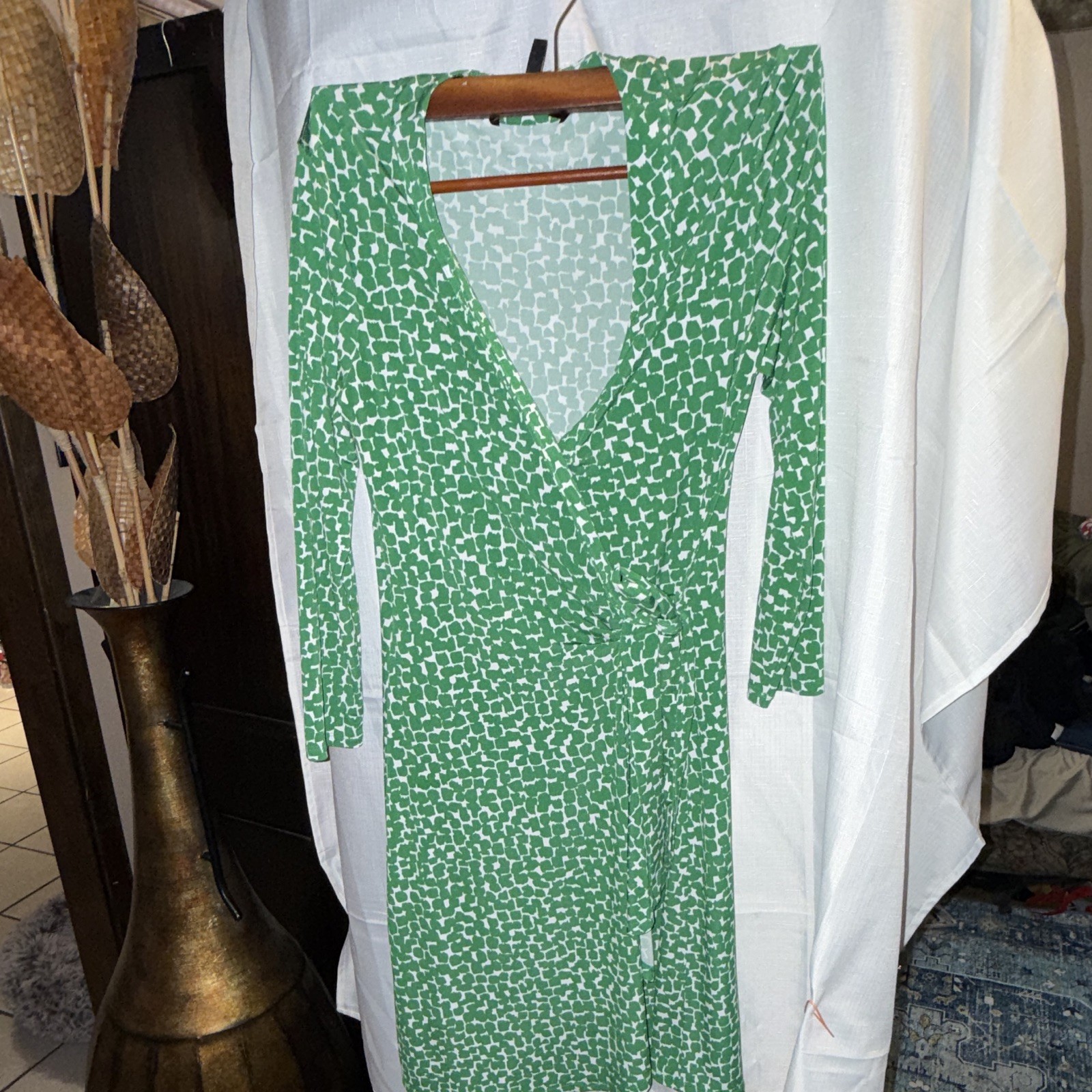 BCBGMAXAZRIA Women’s M Long Bodycon Dress Green White Geometric V-Neck Sleeve