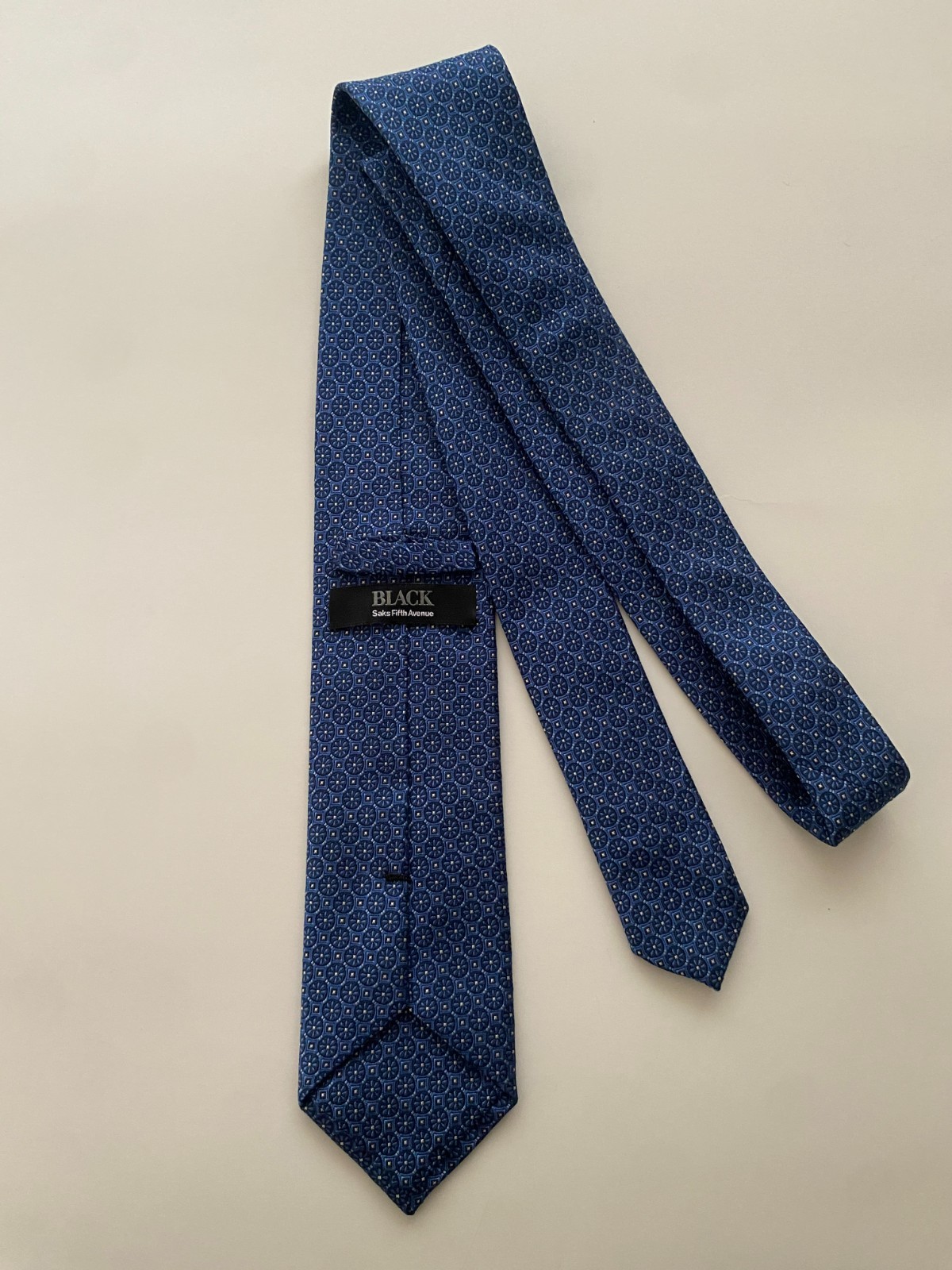 SAKS FIFTH AVENUE SILK TIE 58X3.”1/8.NEW.