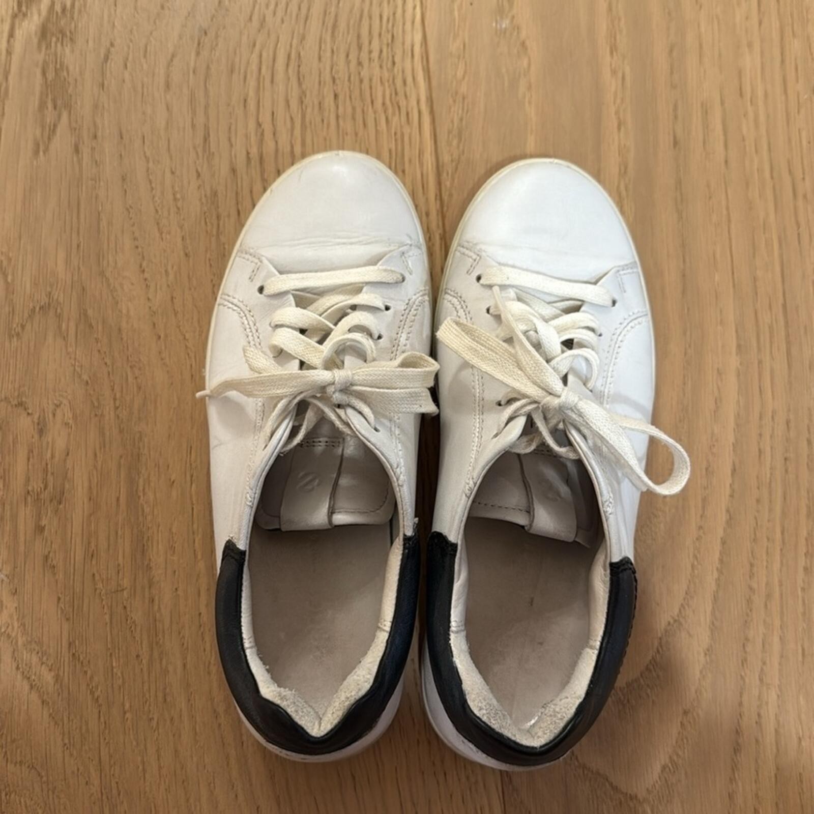 Ecco Soft Leather White Black Sneakers Women’s Size 5.5 Comfort Shoes