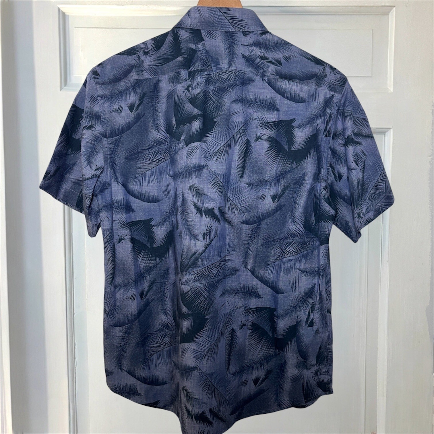 UNTUCKit Ferrara Tropical Blue Palm Leaf Mens S Short Sleeve Button Up Shirt