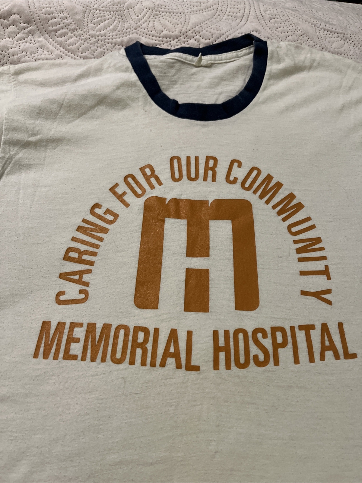 1980’s CARING FOR OUR COMMUNITY MEMORIAL HOSPITAL XL GRAPHIC VT-SHIRT RARE VTG