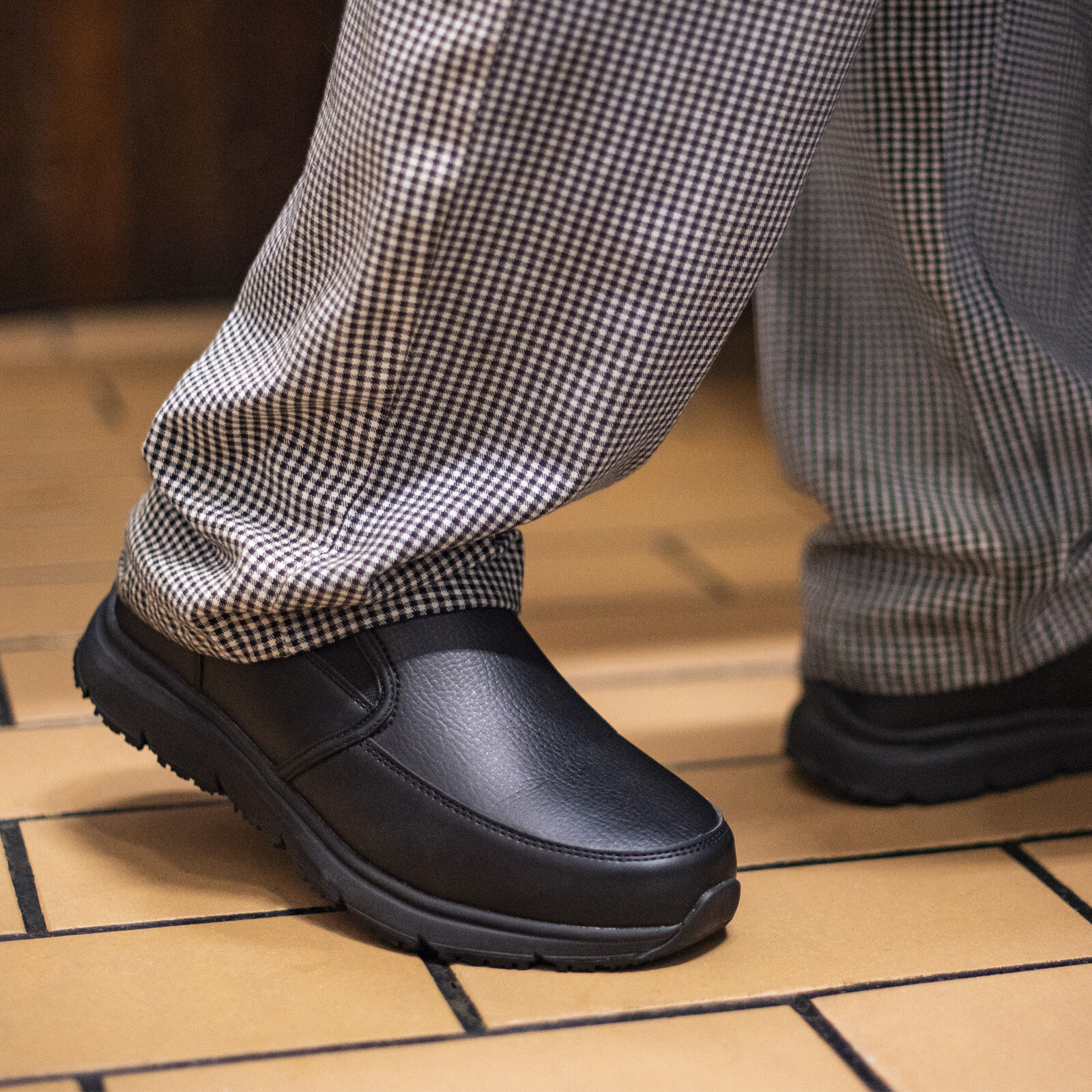 HISEA Men Slip-On Non-Slip Shoes Water & Oil Resistant Chef Restaurant Work Shoe