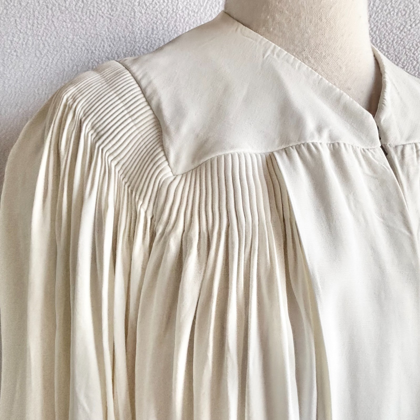 Vintage White Rayon Acetate Graduation or Choir Robe