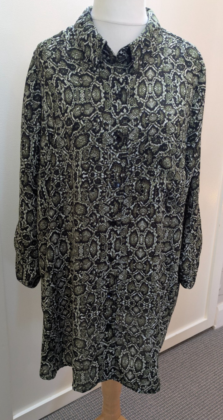 Yours Clothing Tunic/Top size 20 with sleeve tabs