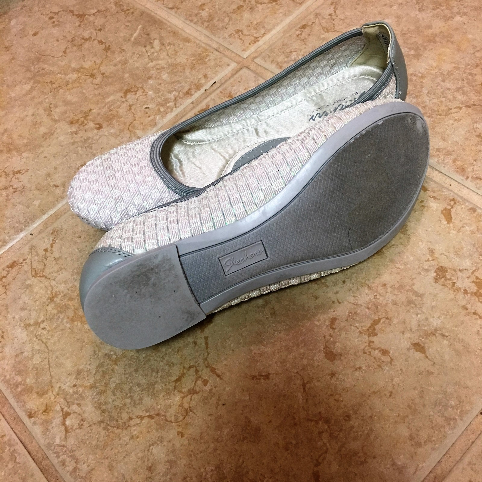 SHOES, SKECHERS, SIZE 7.5, WHITE,COMFORT, FLAT, (0 TO 1/2IN), MEDIUM (B,M)